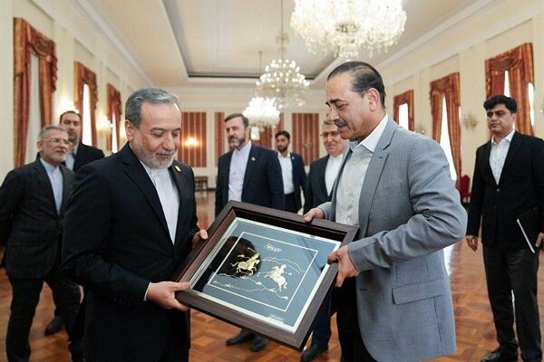 اهدای تابلوی ورزش کهن ایران به فرمانده ارتش پاکستان
