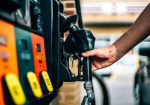 بلومبرگ: قیمت بنزین در کالیفرنیا از ۶ دلار در هر گالن عبور کرده