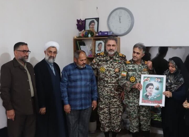 امیر سرتیپ الهامی با خانواده شهید احمد حسیننژاد دیدار کرد