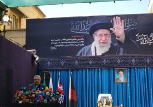 شعار مراسم تشییع رهبر شهید «باید برخاست» و نماد آن «مشت گره کرده» است