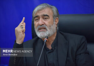 عزیزی: تصمیم نهایی درباره تنگه هرمز با ایران است