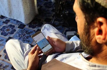 هجوم طالبان به گوشیهای هوشمند / عکس