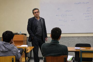 کاربران خبرآنلاین درباره افت علمی دانشگاه‌ها چه گفتند؟/ «دانشگاه را از سیاست دور کنید»